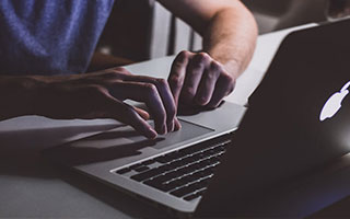 弗莱堡主场遭逼平，欧战资格悬念迭起，黑森林的呐喊响彻云霄！