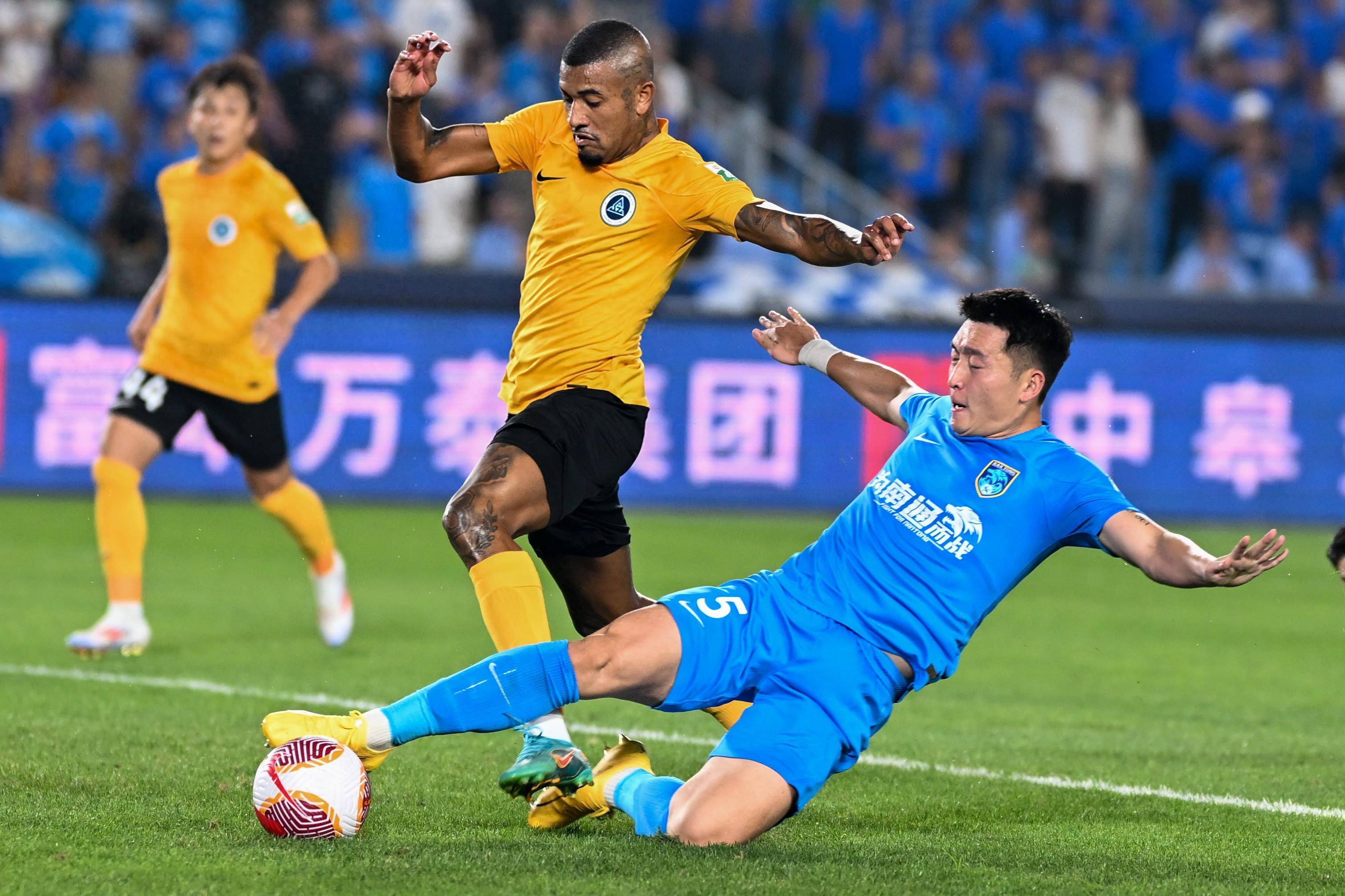 中超赛事吸引众多球迷观看，体育产业蓬勃发展的简单介绍