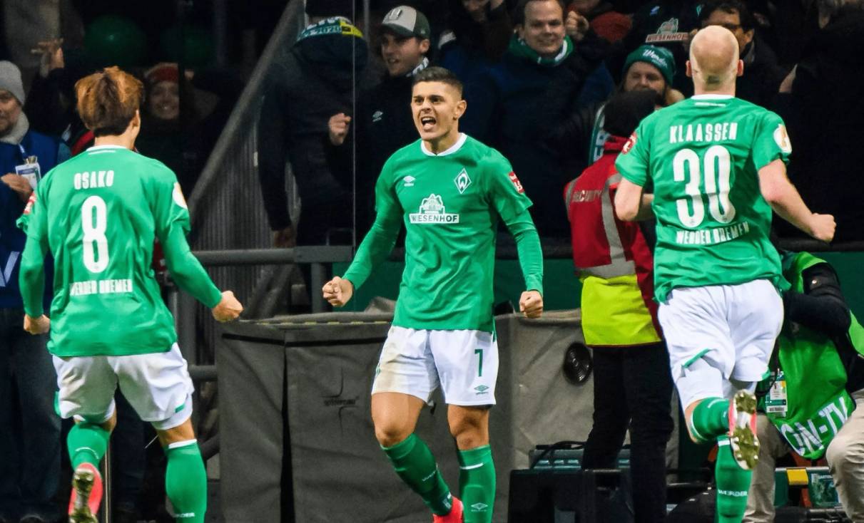 包含柏林联赢得惊险比赛，逆转对手取胜的词条