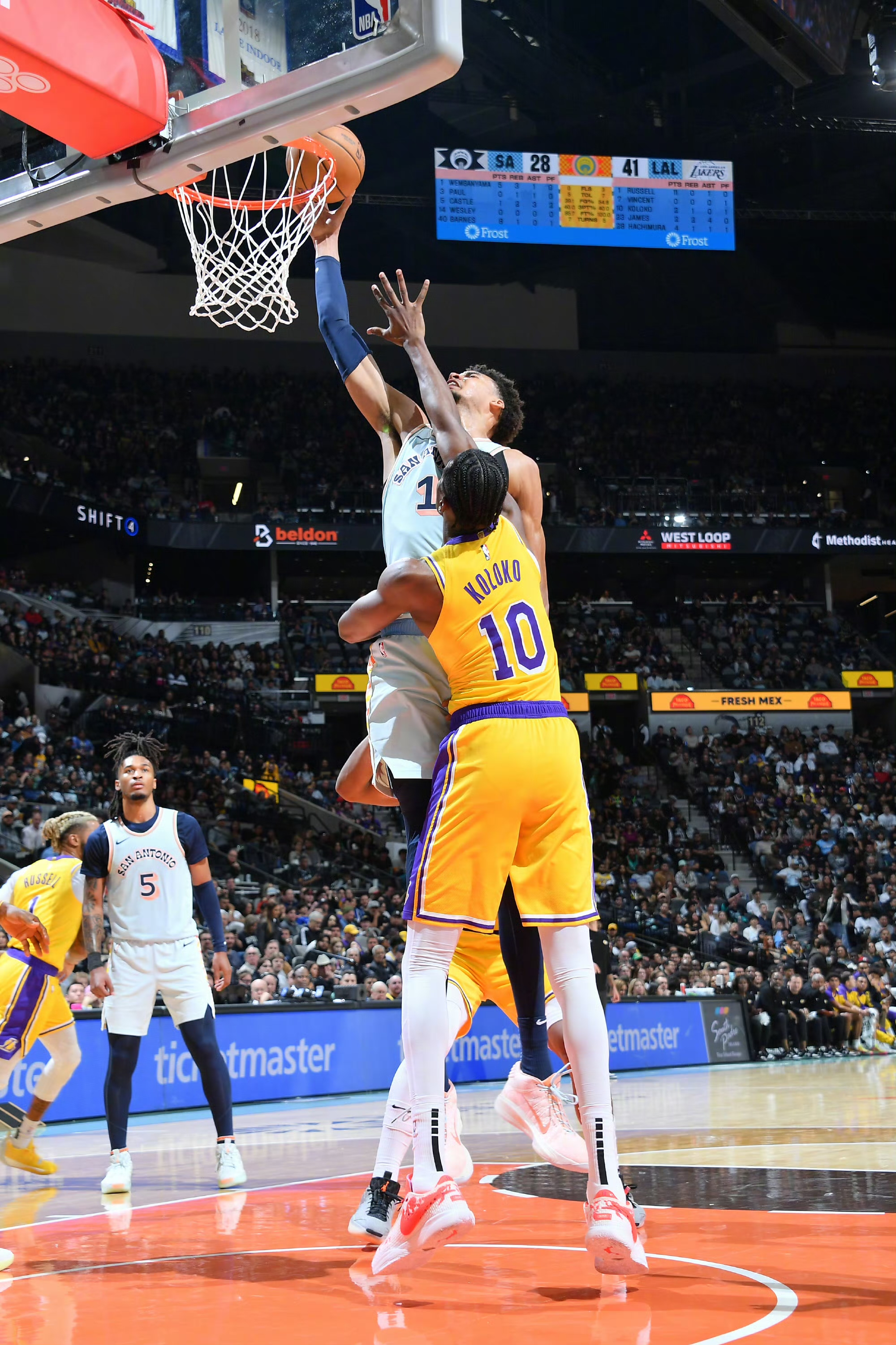 湖人大胜掘金，詹姆斯砍下三双