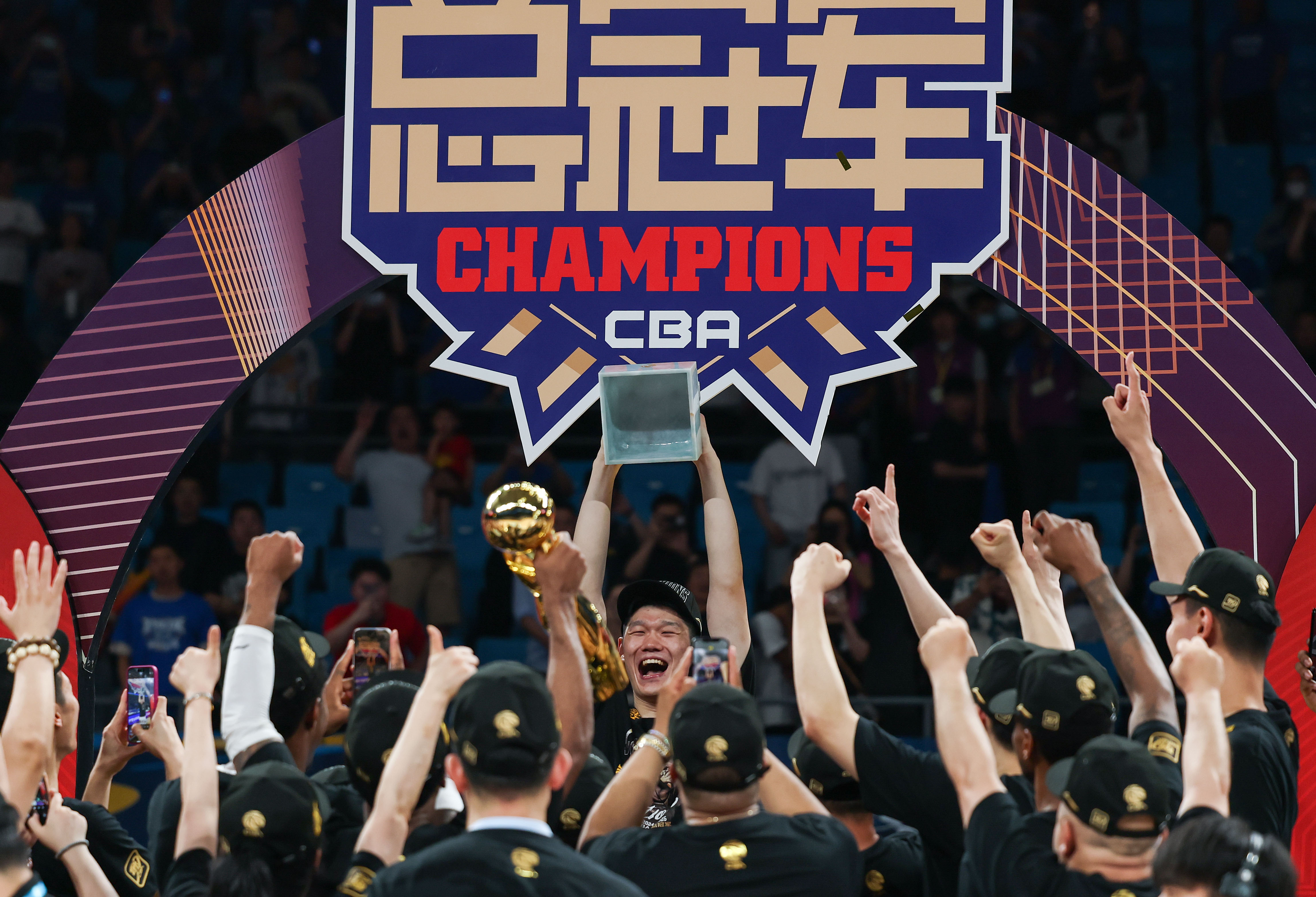 爱游戏在线登录-南京篮球联赛收官，球员竞技实力获赞